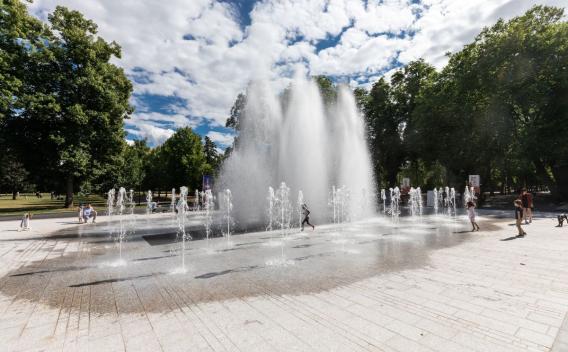 Enfants jouant autour d’une fontaine au parc de la Pépinière, à Nancy