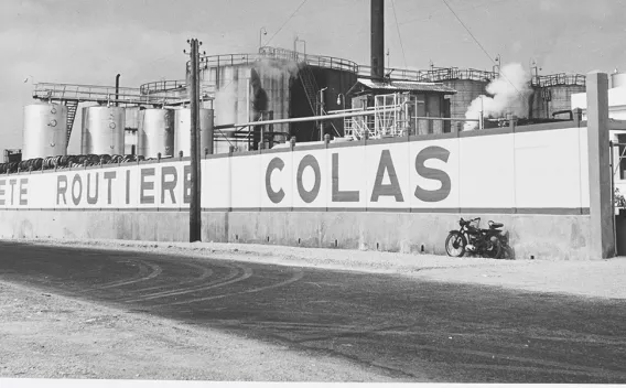 Usine Colas avec réservoirs et cheminée, vue historique de la Société Routière Colas