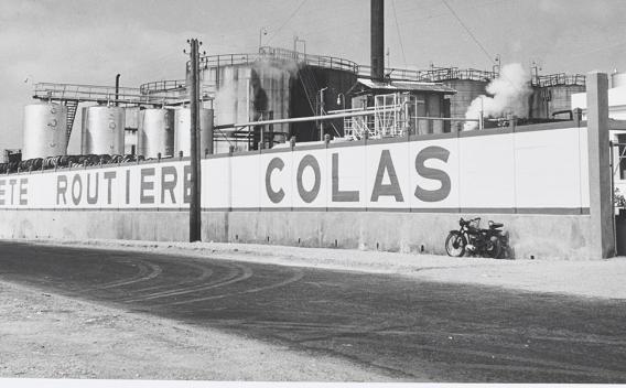 Usine Colas avec réservoirs et cheminée, vue historique de la Société Routière Colas