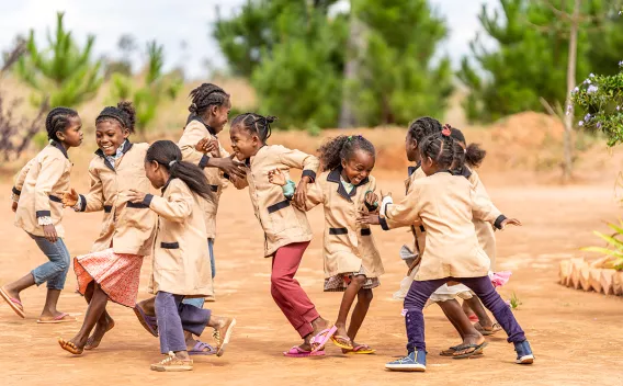 Groupe d’enfants en uniforme jouant en plein air
