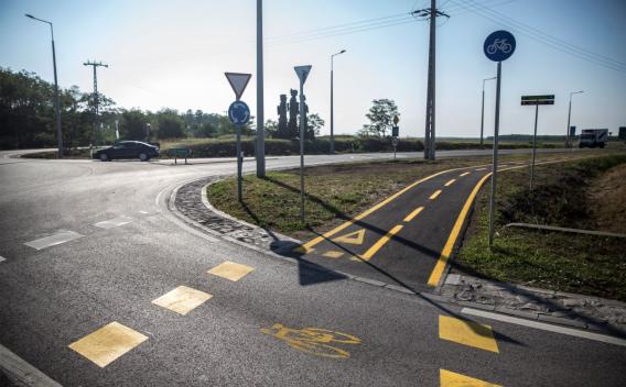 Hongrie - Route M32 et piste cyclable