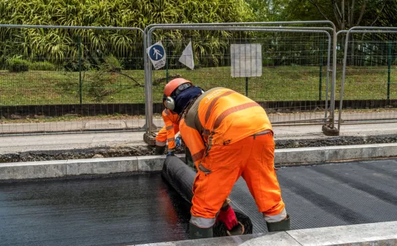 Opération coulage d'enrobés bitumineux à Cayenne