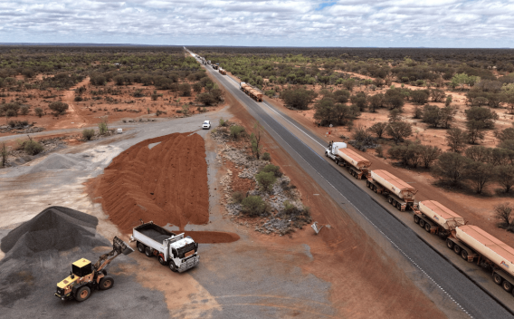 Chantier spray‑seal — Great Northern Highway, Meekatharra, Australie
