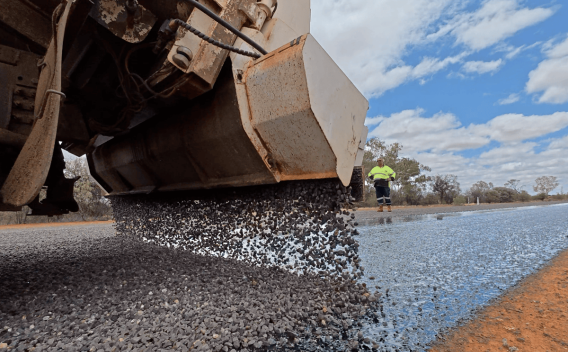 Chantier spray‑seal — Great Northern Highway, Meekatharra, Australie