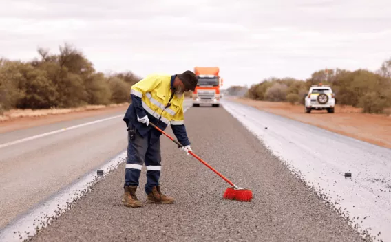 Chantier spray‑seal — Great Northern Highway, Meekatharra, Australie