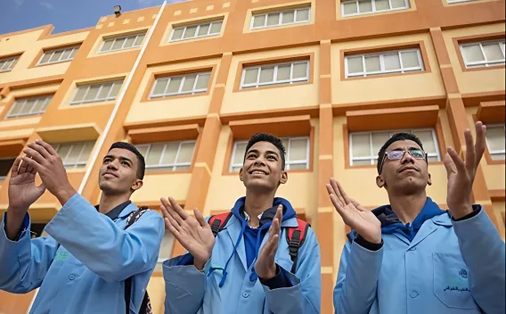Jeunes en formation professionnelle devant leur établissement, préparés aux métiers de l’électrotechnique grâce au programme IECD soutenu par Colas.