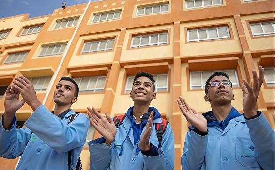Jeunes en formation professionnelle devant leur établissement, préparés aux métiers de l’électrotechnique grâce au programme IECD soutenu par Colas.