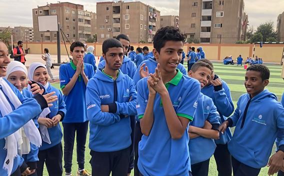 Étudiants du programme IECD participant à une activité collective en extérieur, favorisant les compétences sociales et l’esprit d’équipe aux côtés des apprentissages techniques.