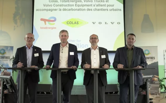 Colas, TotalEnergies et Volvo officialisent un partenariat stratégique pour accélérer la décarbonation des chantiers urbains, basé sur des solutions innovantes.