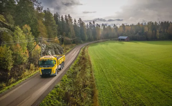 Un camion Destia sur une route finlandaise, illustrant les activités d’entretien routier de Colas.
