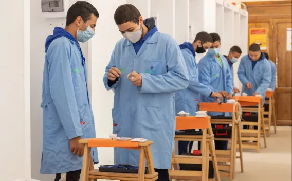 Atelier technique du programme IECD où les étudiants acquièrent des compétences en maintenance électrique et automatisation industrielle.