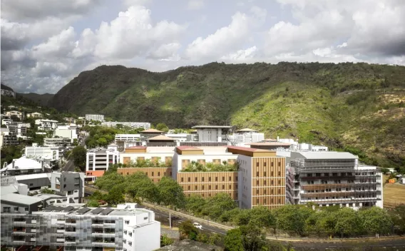 À Saint-Denis, Colas participe à la construction du futur bâtiment hospitalier dédié aux femmes, parents et enfants, un projet structurant pour l’offre de soins à La Réunion.