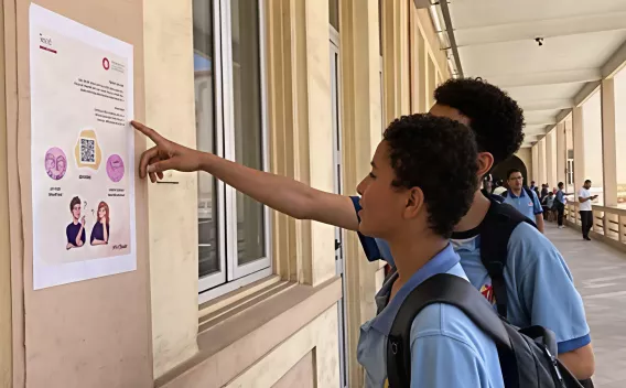 Élèves découvrant des supports pédagogiques sur l’égalité de genre et les compétences clés dans le cadre du programme IECD.