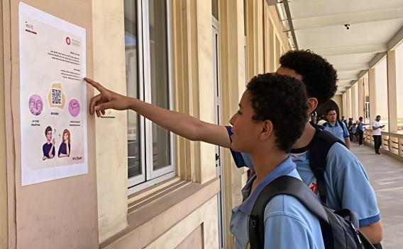 Élèves découvrant des supports pédagogiques sur l’égalité de genre et les compétences clés dans le cadre du programme IECD.