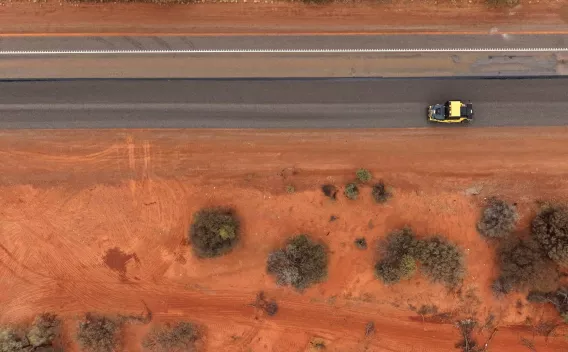Chantier routier vu du ciel en zone aride
