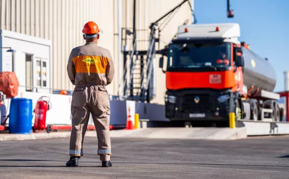 Site industriel et camion en livraison