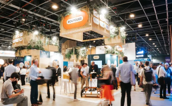 Vue d’ensemble du stand Bouygues lors d’un salon professionnel international, réunissant équipes et solutions innovantes du groupe pour des infrastructures et une mobilité plus durables.