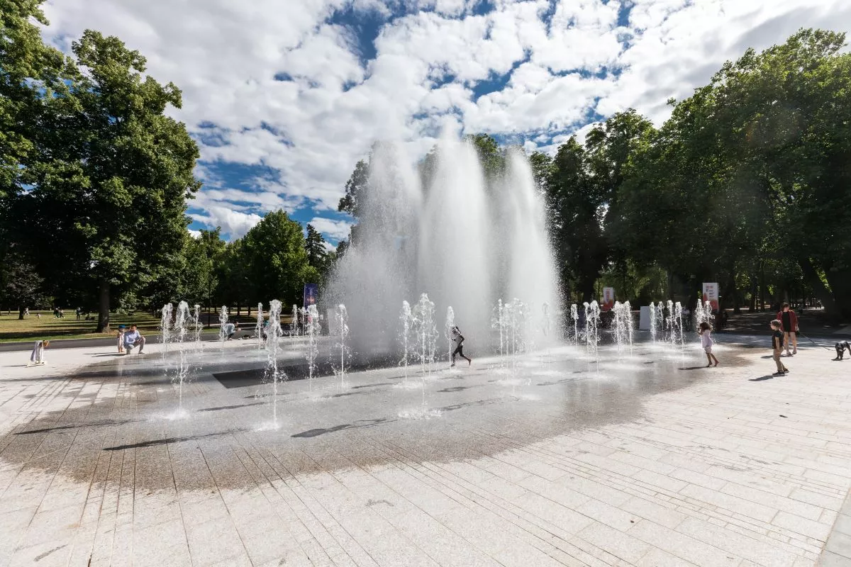 Enfants jouant autour d’une fontaine au parc de la Pépinière, à Nancy