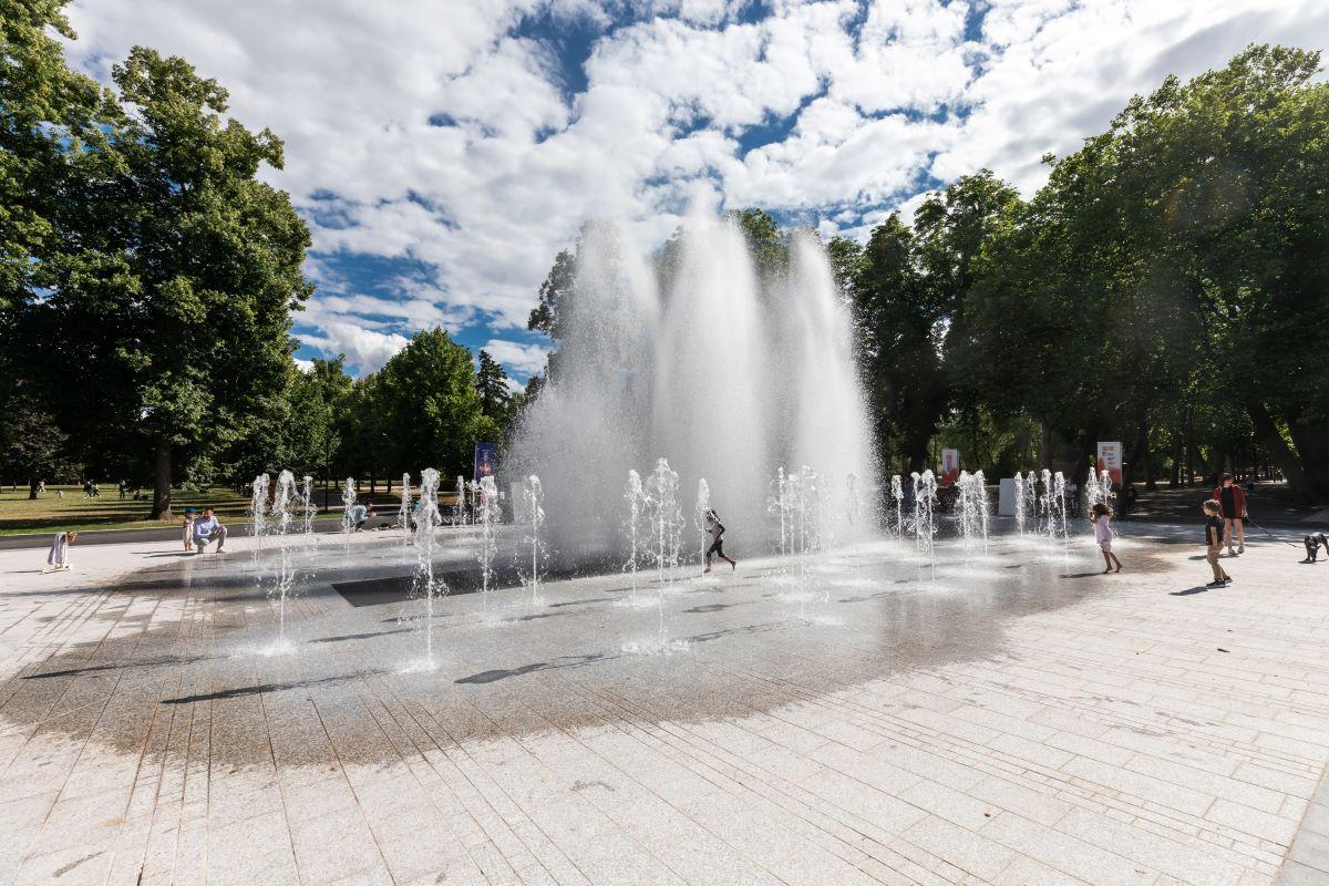 Enfants jouant autour d’une fontaine au parc de la Pépinière, à Nancy