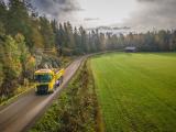 Un camion Destia sur une route finlandaise, illustrant les activités d’entretien routier de Colas.