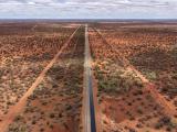 Route traversant un paysage aride