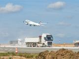 Un avion décolle au-dessus d’un chantier mobilisant les équipes Colas pour réhabiliter la piste 4 de Paris-Orly, un projet alliant performance technique et réduction significative de l’empreinte carbone.
