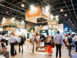 Vue d’ensemble du stand Bouygues lors d’un salon professionnel international, réunissant équipes et solutions innovantes du groupe pour des infrastructures et une mobilité plus durables.