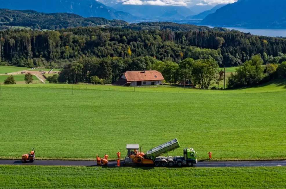 Campagne verte avec engins sur la route
