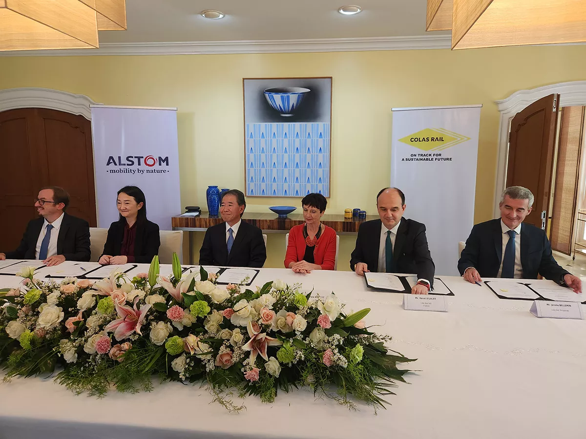 6 collaborators around a rectangular table