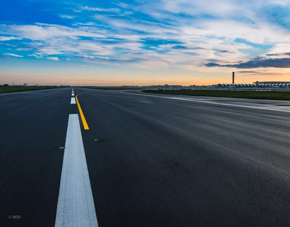 Piste aéroport avec un ciel bleu