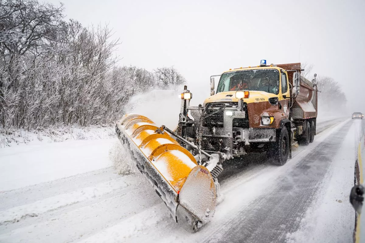 Déneigeuse sur une voie eneigée