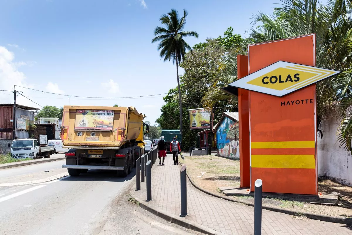 Ville avec camion et panneau colas mayotte
