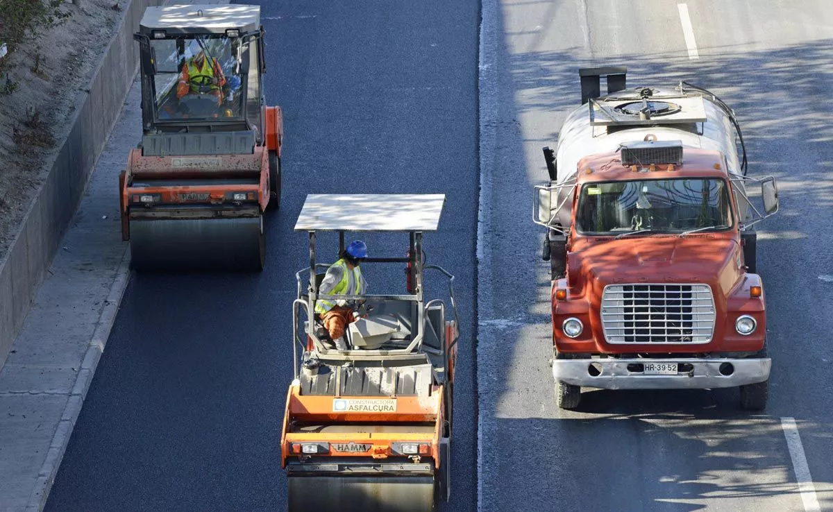 Road construction with two rollers and a water truck