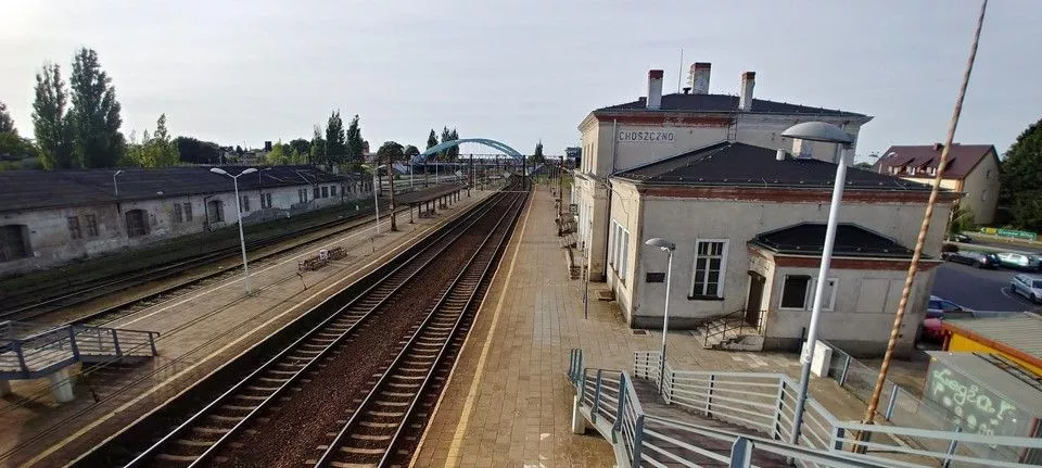 Une gare ferroviaire avec plusieurs voies qui la traversent