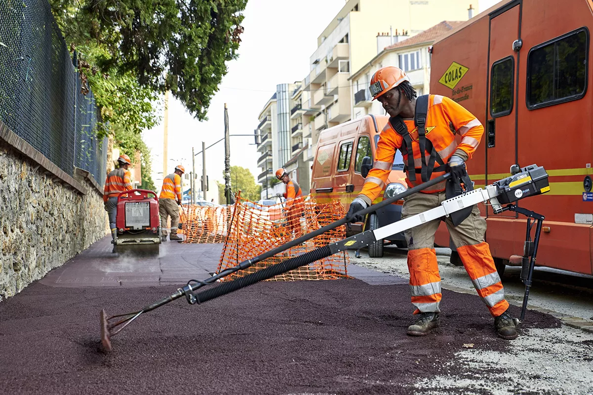 Collaborateurs qui reconstruisent la surface d'un trottoir urbain