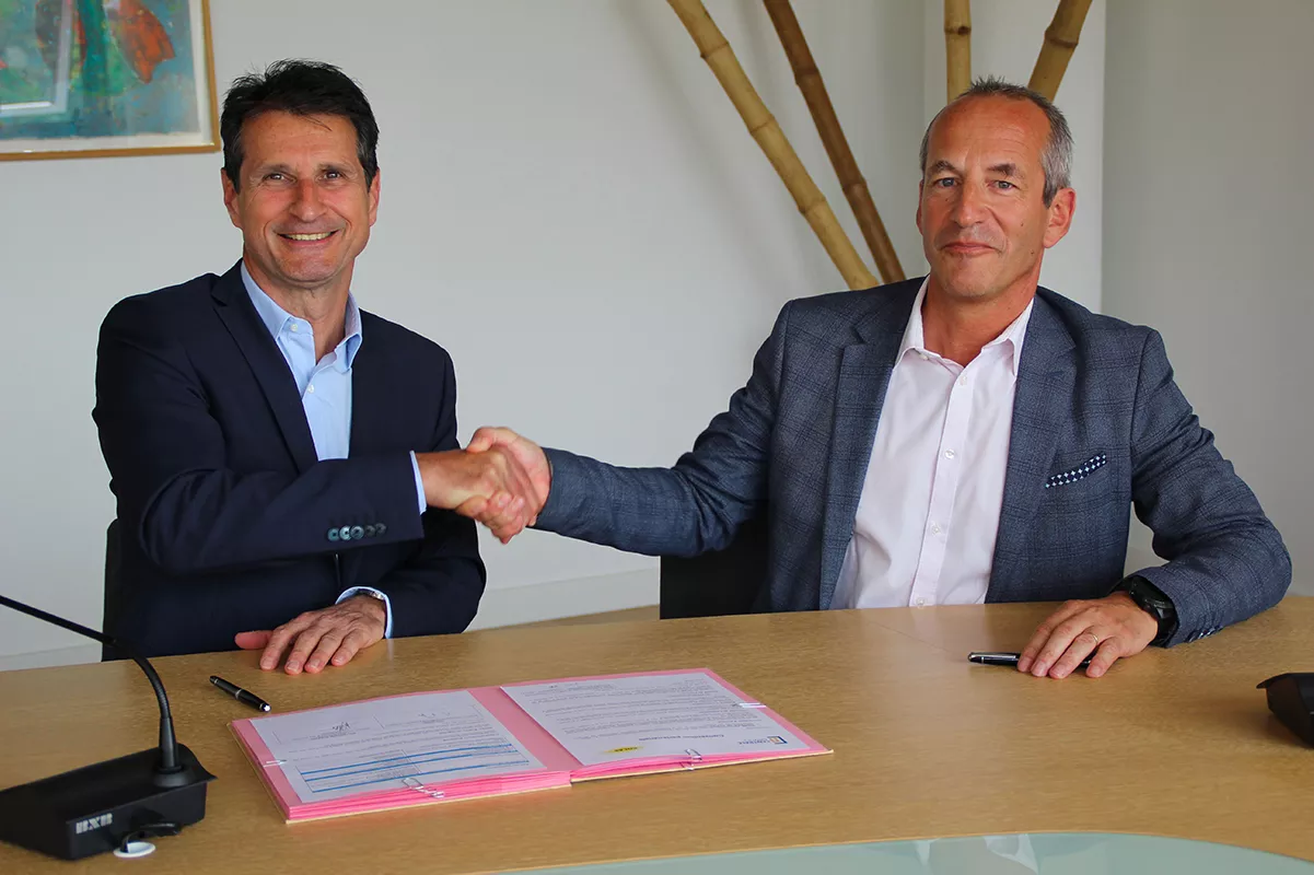 Bertrand Alessandrini et Alain Monnier qui se serrent la main