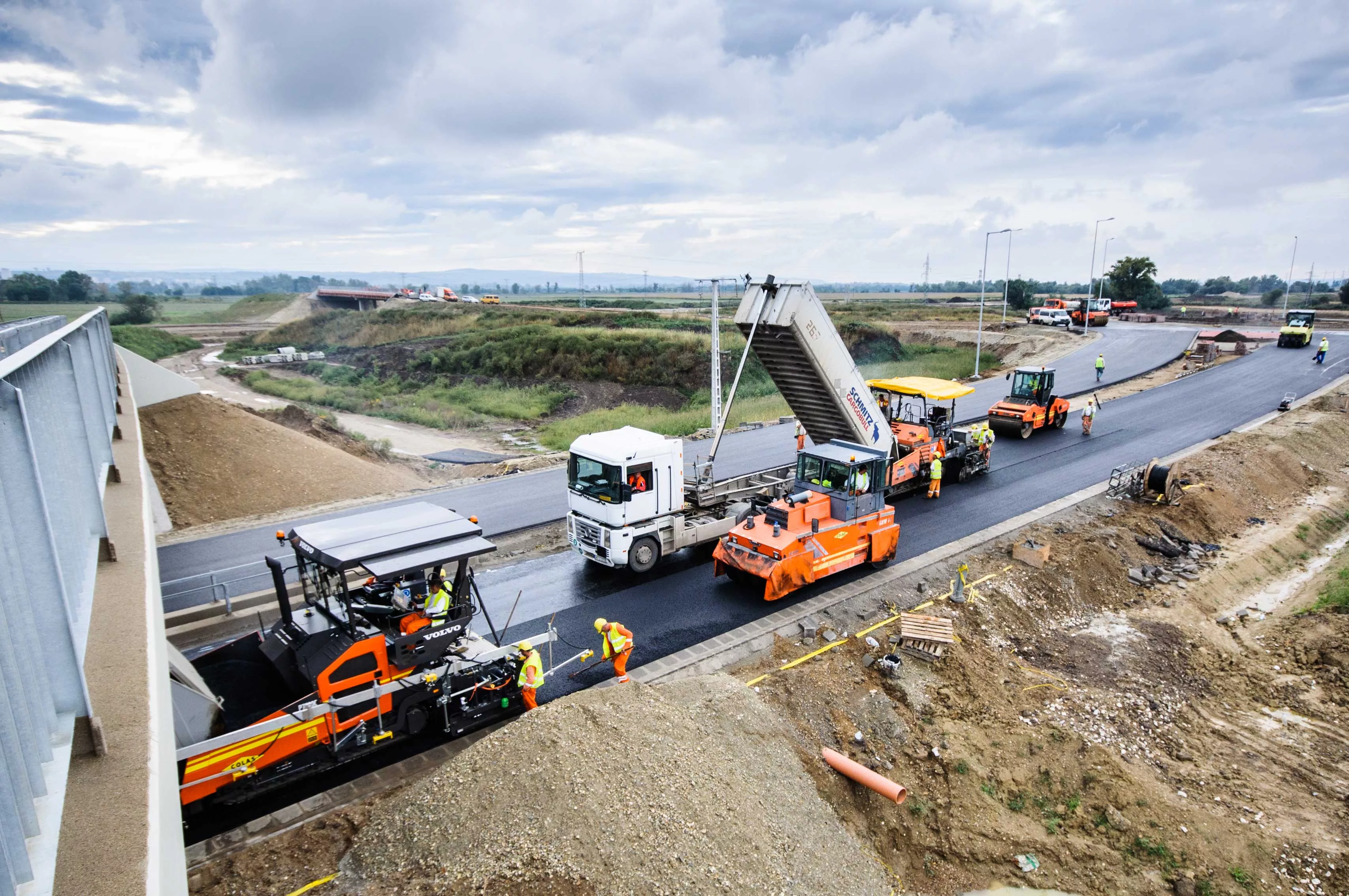 Travaux routiers avec plusieurs engins de construction et ouvriers sur un chantier 