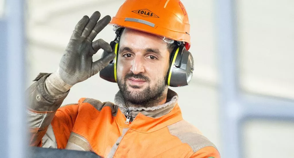 Collaborator who waves the hand