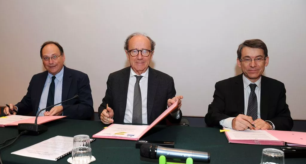 trois hommes en costume