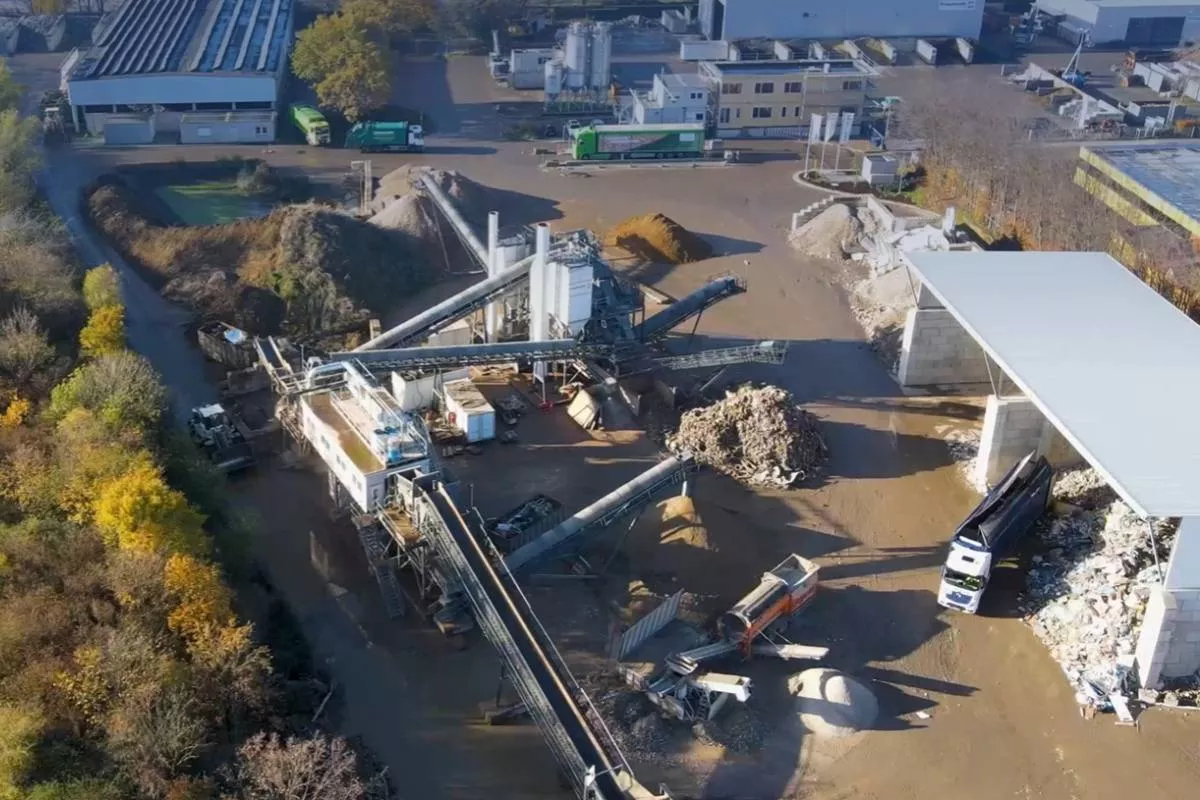 Plateforme de recyclage avec installation pour le tri des matériaux