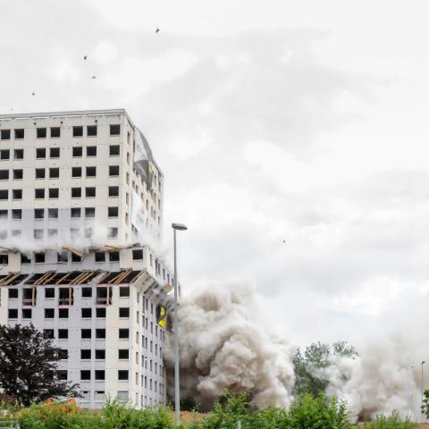Illustration of À Belfort, trois tours s’effondrent en toute maîtrise : une déconstruction signée Premys