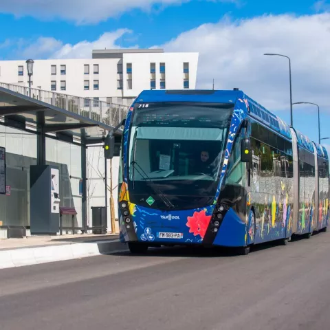 Illustration of Colas remporte le contrat pour le Bus à Haut Niveau de Service de la Métropole de Lyon