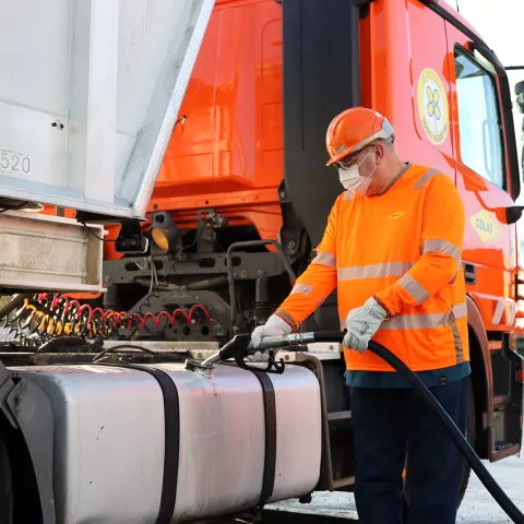 Illustration of Colas et Saipol signent un partenariat pour décarboner les poids lourds de Colas en France  avec Oleo100, énergie 100% colza français 
