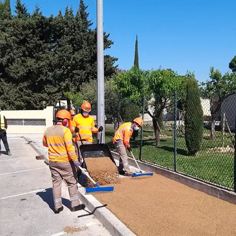 Illustration of Colas réalise un chantier Vegecol, enrobé composé d’un liant d’origine végétale à 80%, à Vedène, dans le Vaucluse
