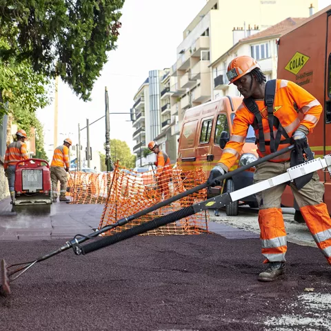 Illustration of Colas lance le déploiement des exosquelettes sur ses chantiers