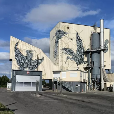 Image of La Fondation Colas dévoile une œuvre du collectif Monkeybird réalisée sur une usine du Groupe à Mérignac (Gironde) Illustration of La Fondation Colas dévoile une œuvre du collectif Monkeybird réalisée sur une usine du Groupe à Mérignac (Gironde)