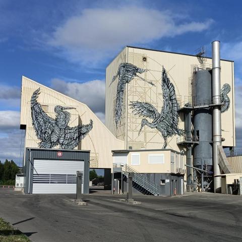 Illustration of La Fondation Colas dévoile une œuvre du collectif Monkeybird réalisée sur une usine du Groupe à Mérignac (Gironde)