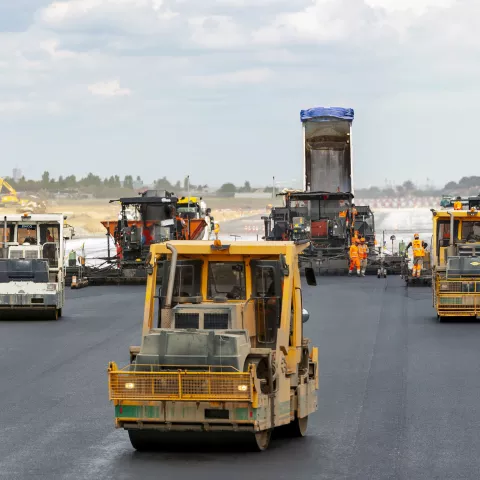 Illustration of Aéroport Paris-Orly : le groupe ADP remet en service le 2 décembre la nouvelle piste 3, reconstruite par Colas