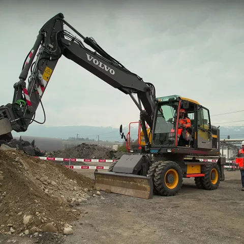 Illustration of Colas collabore avec Volvo pour améliorer la sécurité sur les chantiers
