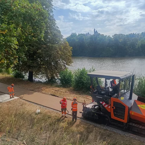 Illustration of Nouveau chantier Vegecol dans l’Oise : Colas réalise une piste cyclable avec un enrobé innovant à l’empreinte carbone réduite